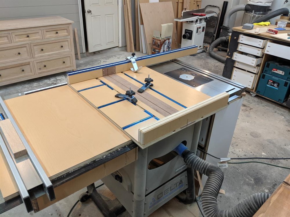 This crosscut sled is a versatile sled that features Kreg Top Trak ...