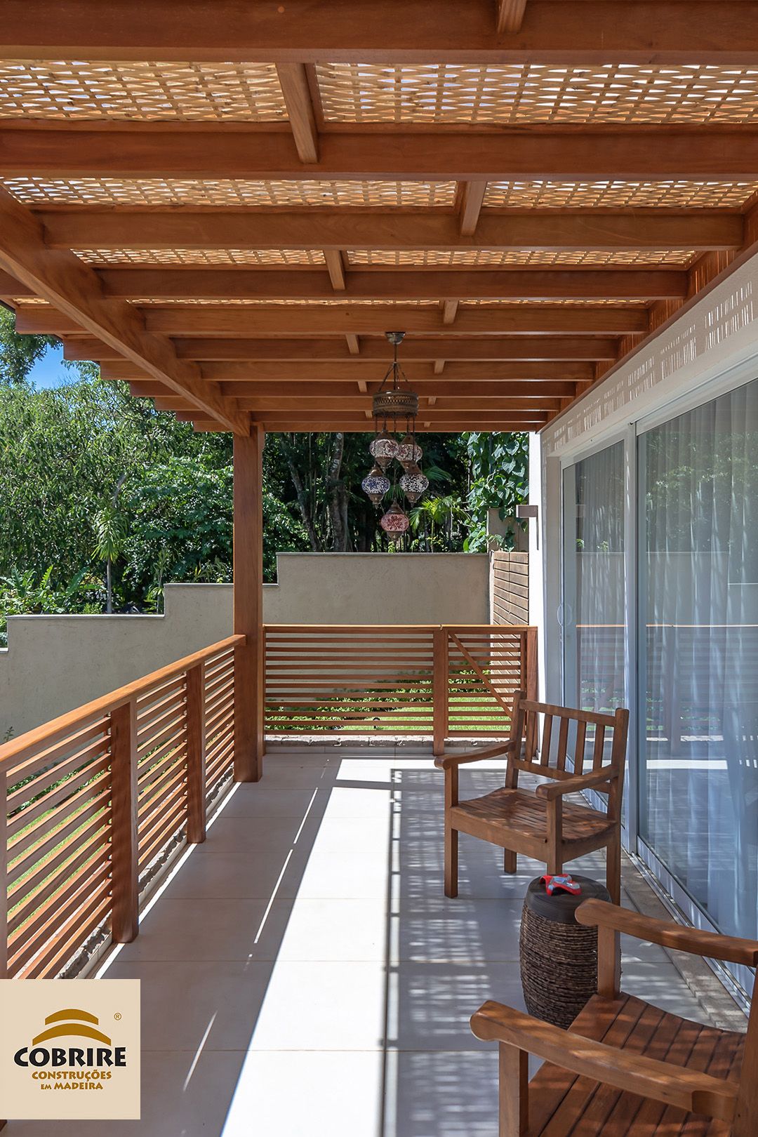 Renove a fachada da sua casa com um lindo pergolado de madeira com ...