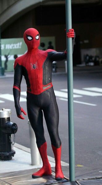 Tom Holland Dons Spider-Man Far From Home's costume while Filming with  Zendaya in NYC | Laba-laba