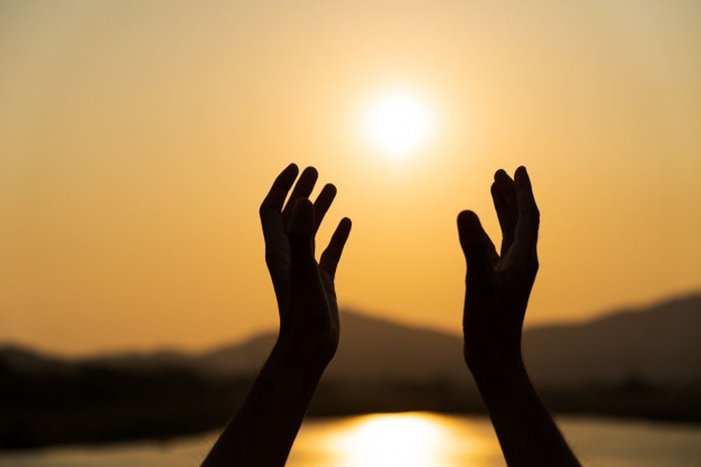 Hands praying for blessing from god during sunset background. hope concept.  #paid, , #SPONSORED, #Affiliate, #blessin… | Mãos orando, Imagens de mãos  orando, Orando