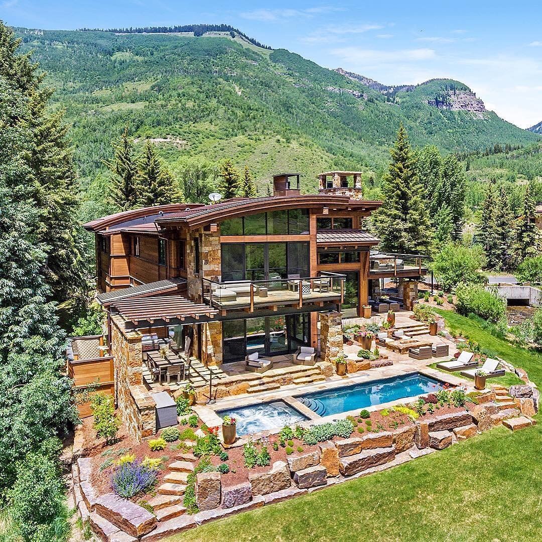 Beautiful house in the mountains of Colorado 🏔. Swipe left to see