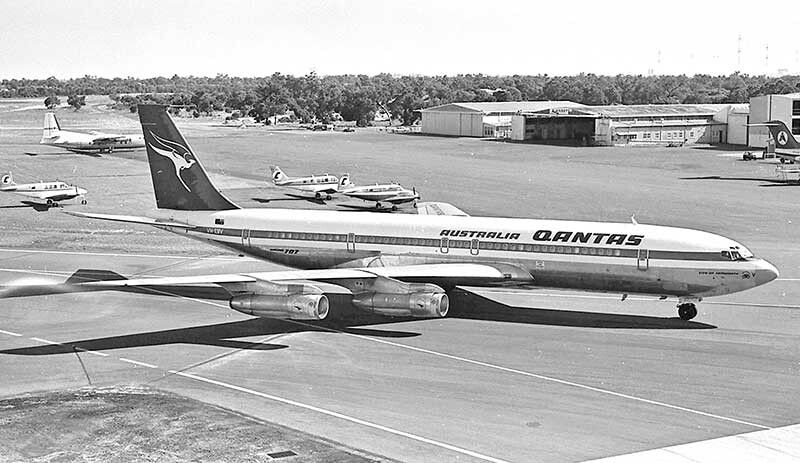 New Qantas colour scheme. Boeing 707-338C VH-EBV arrives from ...