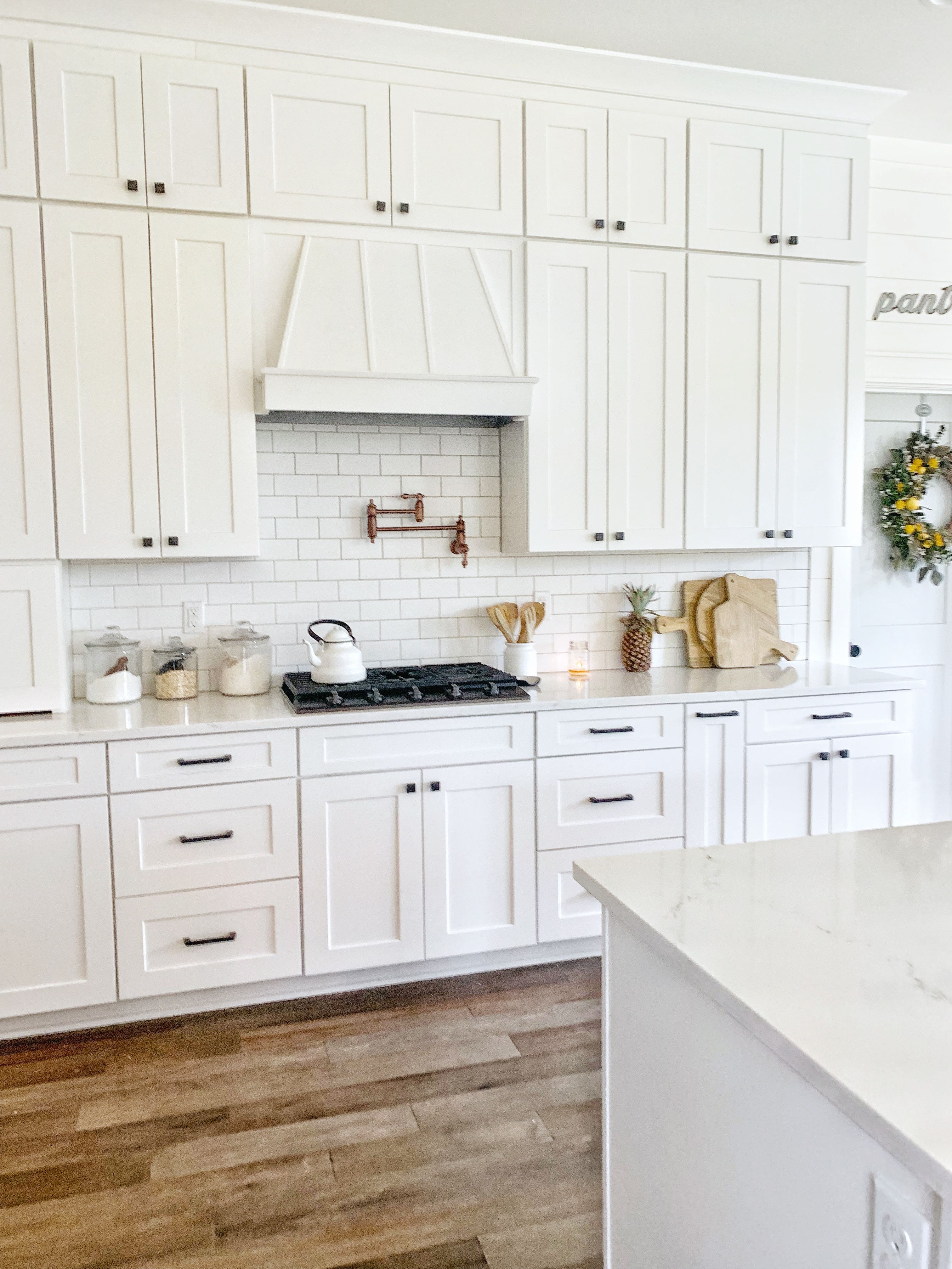 34+ Farmhouse White Kitchen With Black Hardware Images WoodsInfo