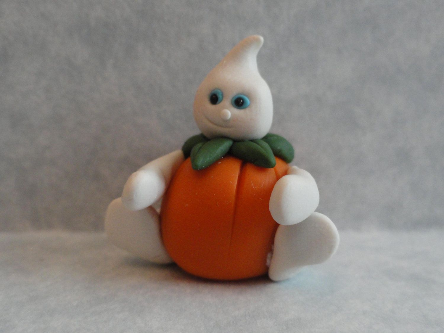 Pumpkin Ghost. $5.00, via Etsy. | Porcelana, Porcelana fría, Halloween