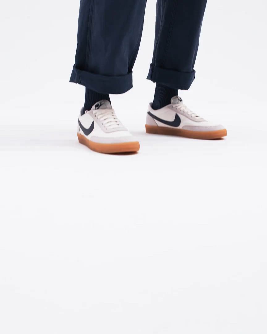 Inspired by the original low-profile tennis shoes, the Nike Killshot 2 updates the upper with various textured leathers to create a fresh look. From soft suedes to smooth leathers with the perfect sheen, it's courtside attitude with a modern touch. To prove you're on top, the rubber gum sole adds the cherry on bottom.