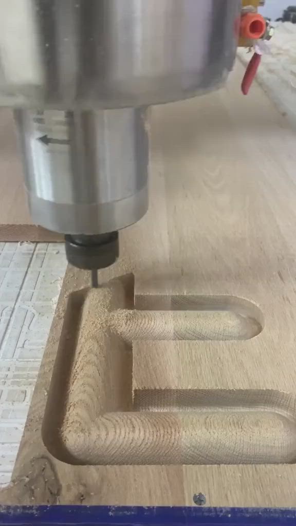 This may contain: a milling machine with the letter e in it's center on a wooden table