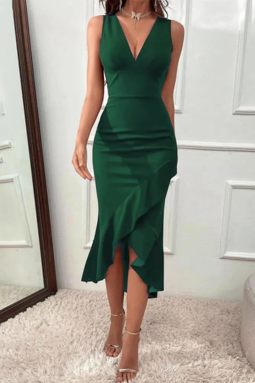 The Casual Solid Flounce Asymmetrical V Neck Evening Dress exudes effortless elegance. With its asymmetrical flounce and flattering V-neckline, it's perfect for evening occasions, offering a chic and sophisticated look.