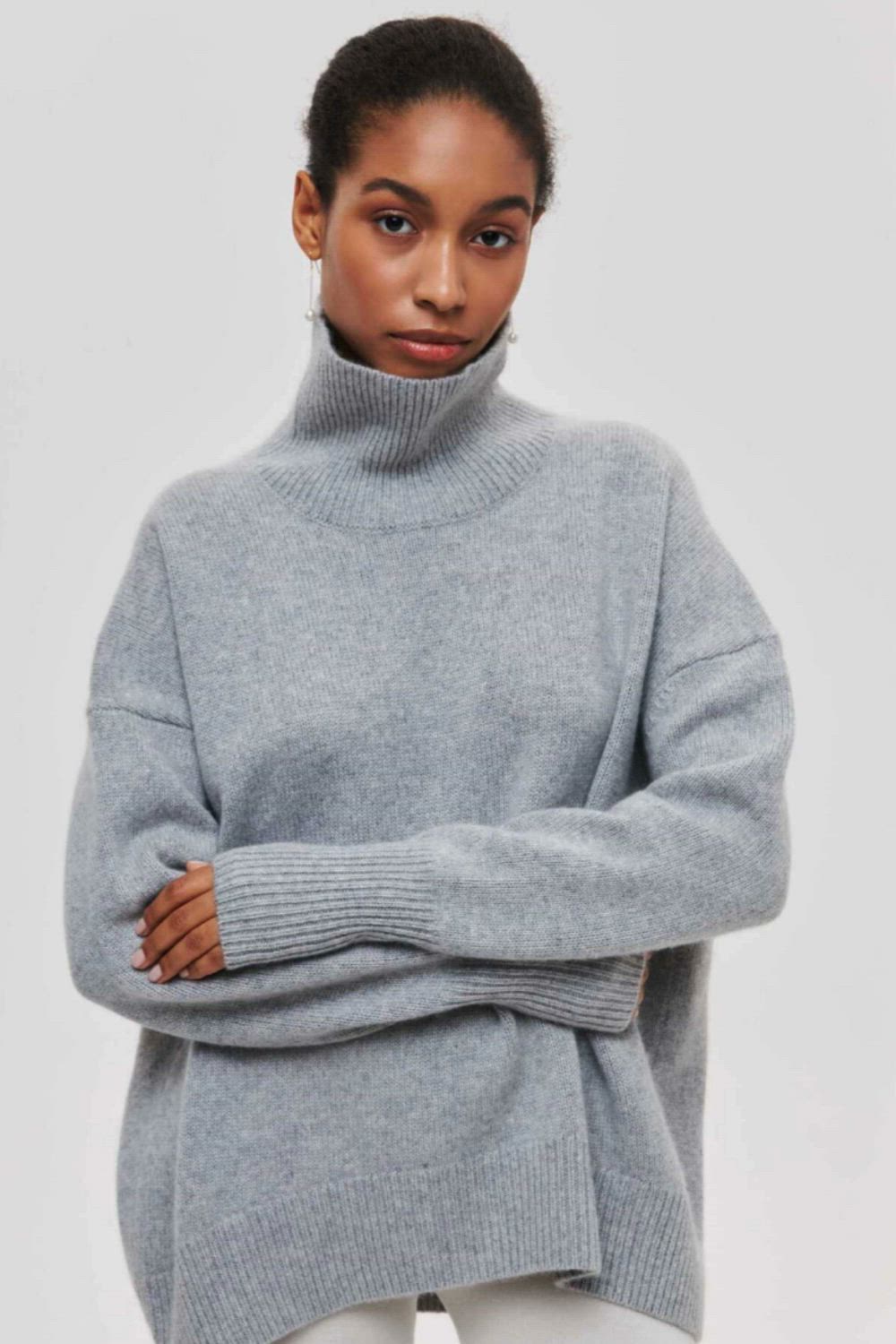 This contains: Introducing our Leah Turtleneck Sweater, perfect for the autumn and winter season. With a thick and warm fabric, this oversized sweater offers both comfort and style. The turtleneck design adds a touch of elegance, perfect for any casual or formal occasion. Stay cozy and chic with our Leah Turtleneck Sweater.