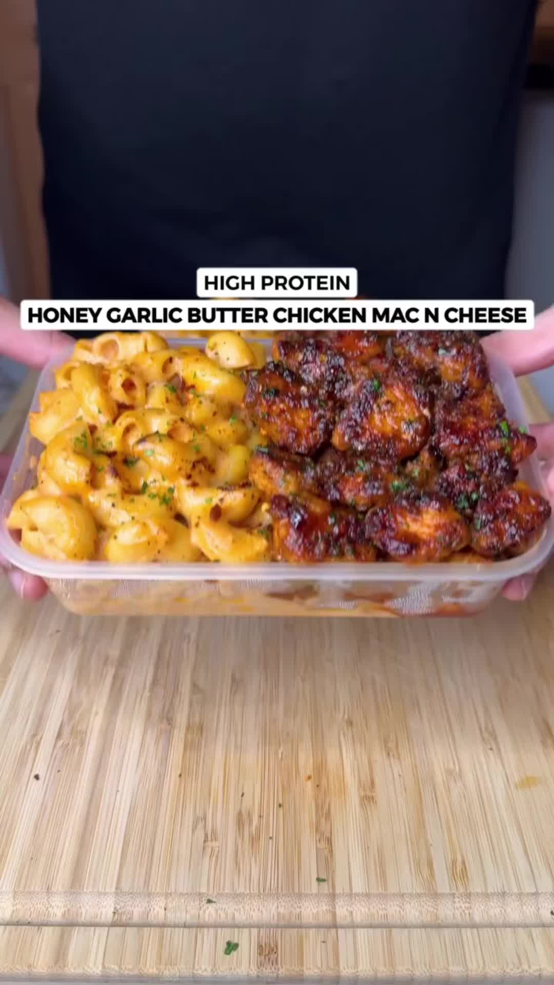 📊 Macros per serving (4 total) 597 calories, 59g protein, 52g carbs, 16g fat  Honey Garlic Chicken 📌 800g raw chicken breast cut into cubes 1 ½ tsp salt, 1 tsp black pepper, 1 tsp chili flakes (adjust to taste), 1 ½ tsp garlic powder, 1 ½ tsp onion powder, 1 ½ paprika 2 tsp olive oil 30g light butter (+ extra once cooked) 2 tsp garlic (minced) 30g honey Handful fresh chopped parsley  Garlic Mac & Cheese 📌 1 tbsp garlic (minced) 300ml skimmed milk 160g light cream cheese (Philadelphia) 1 tsp salt, 1/2 tsp black pepper, 1 tsp smoked paprika, 1/2 tsp nutmeg 100g low fat cheddar cheese 220g macaroni (uncooked weight)  #chicken #garlicbutter #macandcheese #lowcalorie #highprotein #mealprep #yum #lunch #dinner #healthy #easyrecipes  📚 Explore my eCookbook!❤️Link in Bio📲