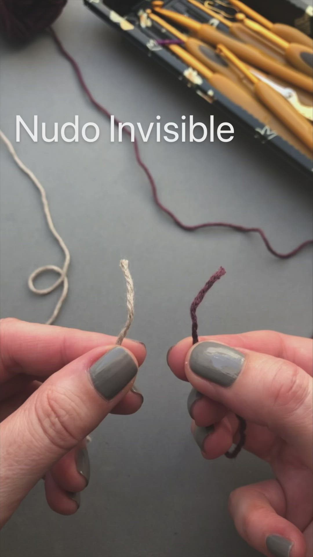 This may contain: two hands holding yarn with the words nudo invisible