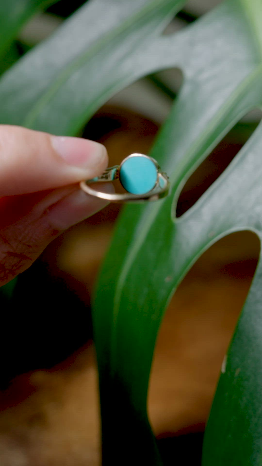 The Eclipse Flipside Ring in Yellow Gold features a unique 2-in-1 design. Choose to showcase the white mother of pearl or flip the top to display vibrant ocean blue turquoise. Discover the sleek, stylish, and Modern Eclipse Ring. Locally made in Hawaiʻi. 