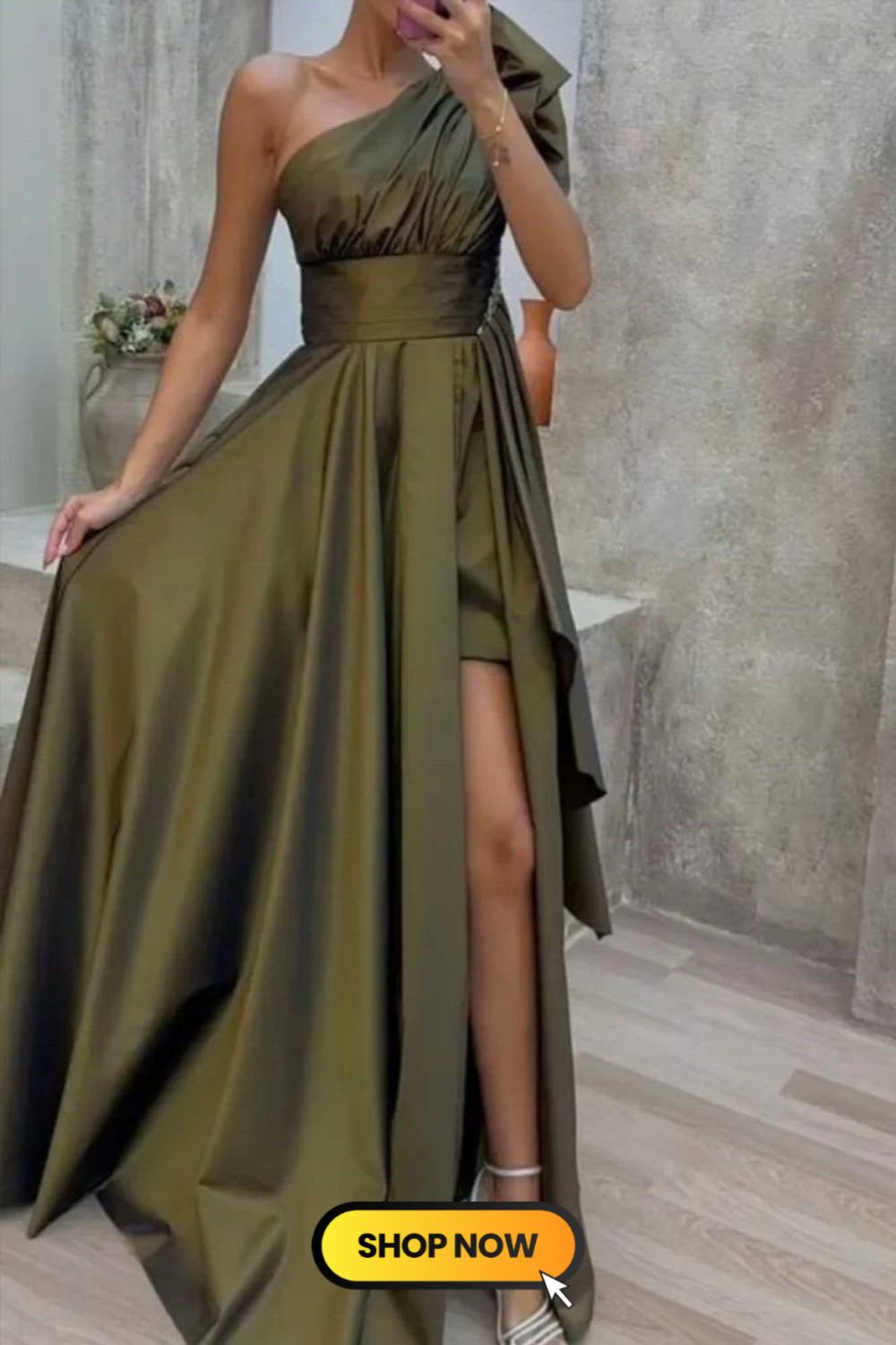 This ladies' elegant evening dress is the epitome of sophistication and style. Its loose fit and contemporary design make it an ideal choice for any fashion-forward party. Elevate your evening with this graceful and fashionable piece.