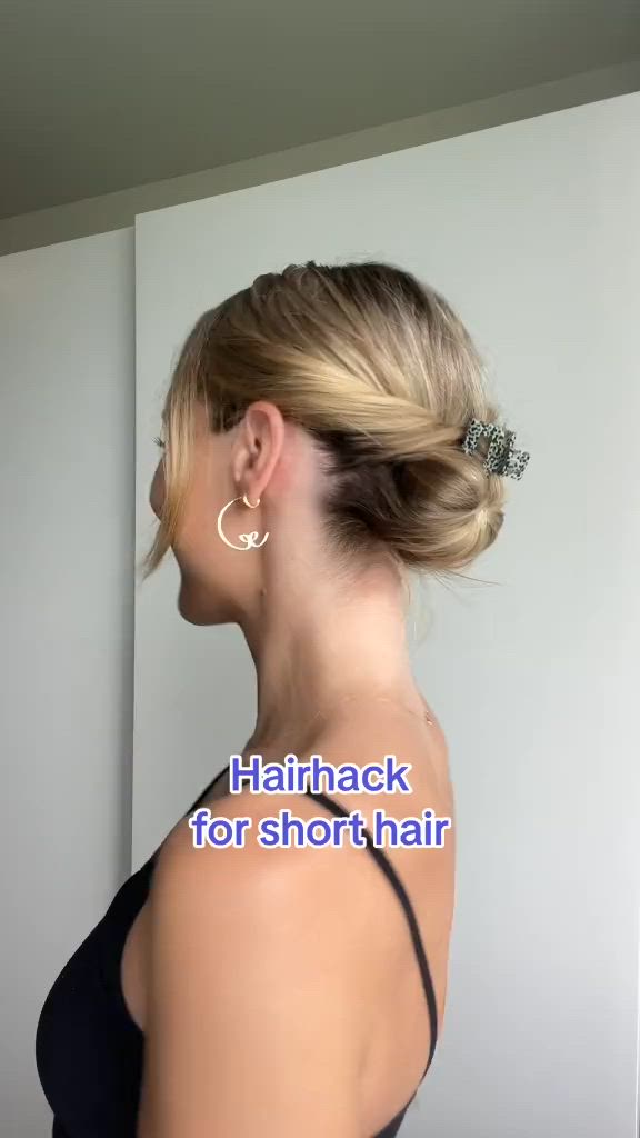 This contains: fall hairstyle, fall hair, fall hair color 2023, fall haircuts, peekaboo blonde, cute fall hair colors, spring hair colors, fall hair colors for brunettes, hairstyle, hair colors 2023, hairstyling, homecoming hairstyle, hairdo, hair style 2023, fall hair color for long hair