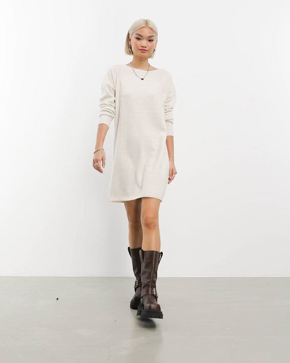 Dresses by Vero Moda Low effort, high reward Plain design Round neck Drop shoulders Relaxed fit