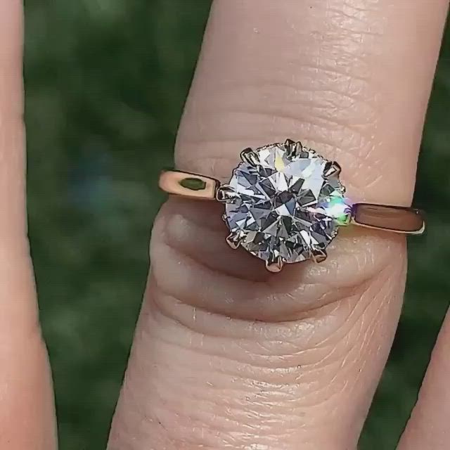 ENG065 - 8.0mm (2.0ct) round brilliant MoissaniteCo colorless Moissanite center stone with Moissanite side stone, set in 14k yellow gold, size 8.0⁠⠀