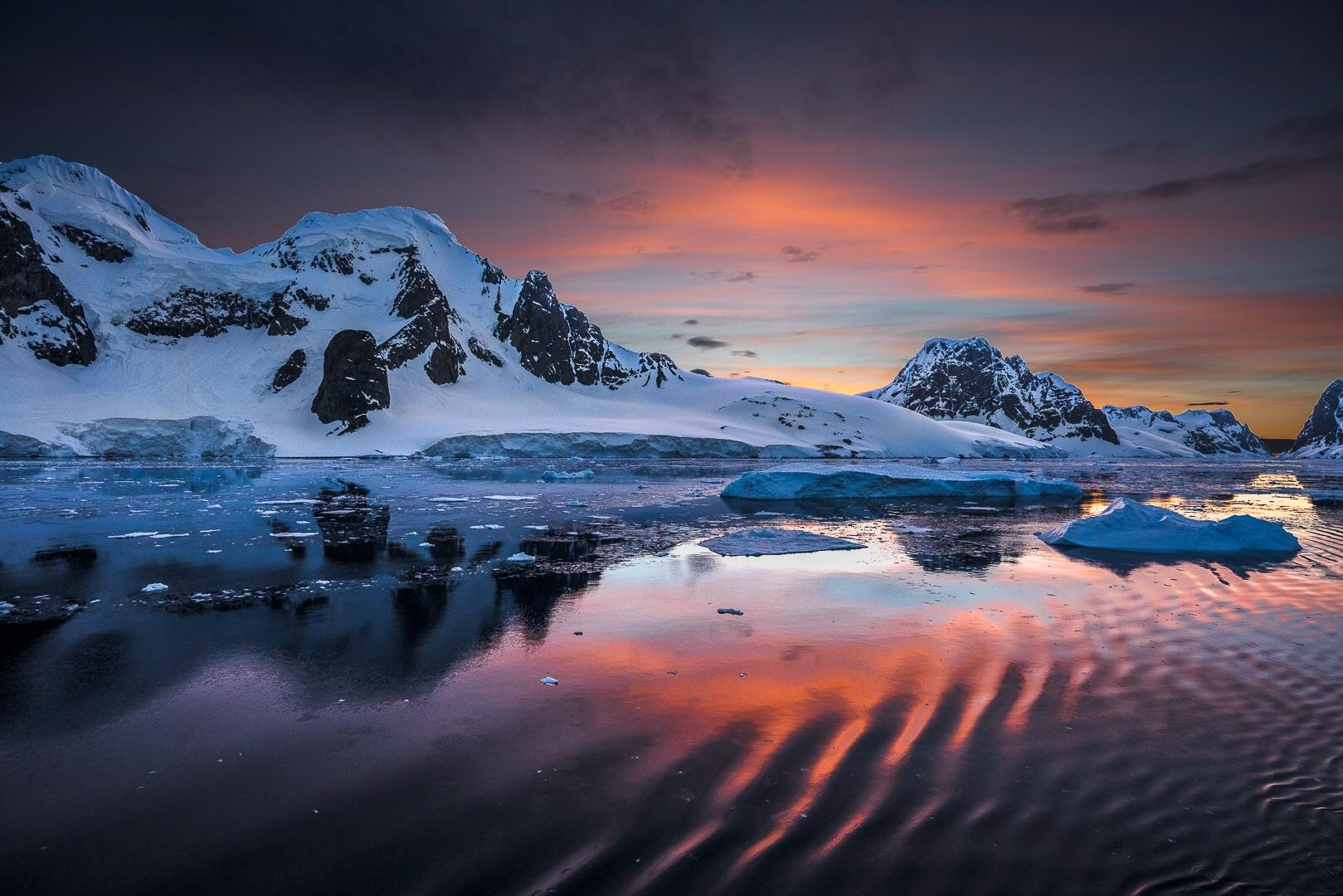 Sunset in the Antarctic Peninsula [OC] [2560x1708] : r/EarthPorn