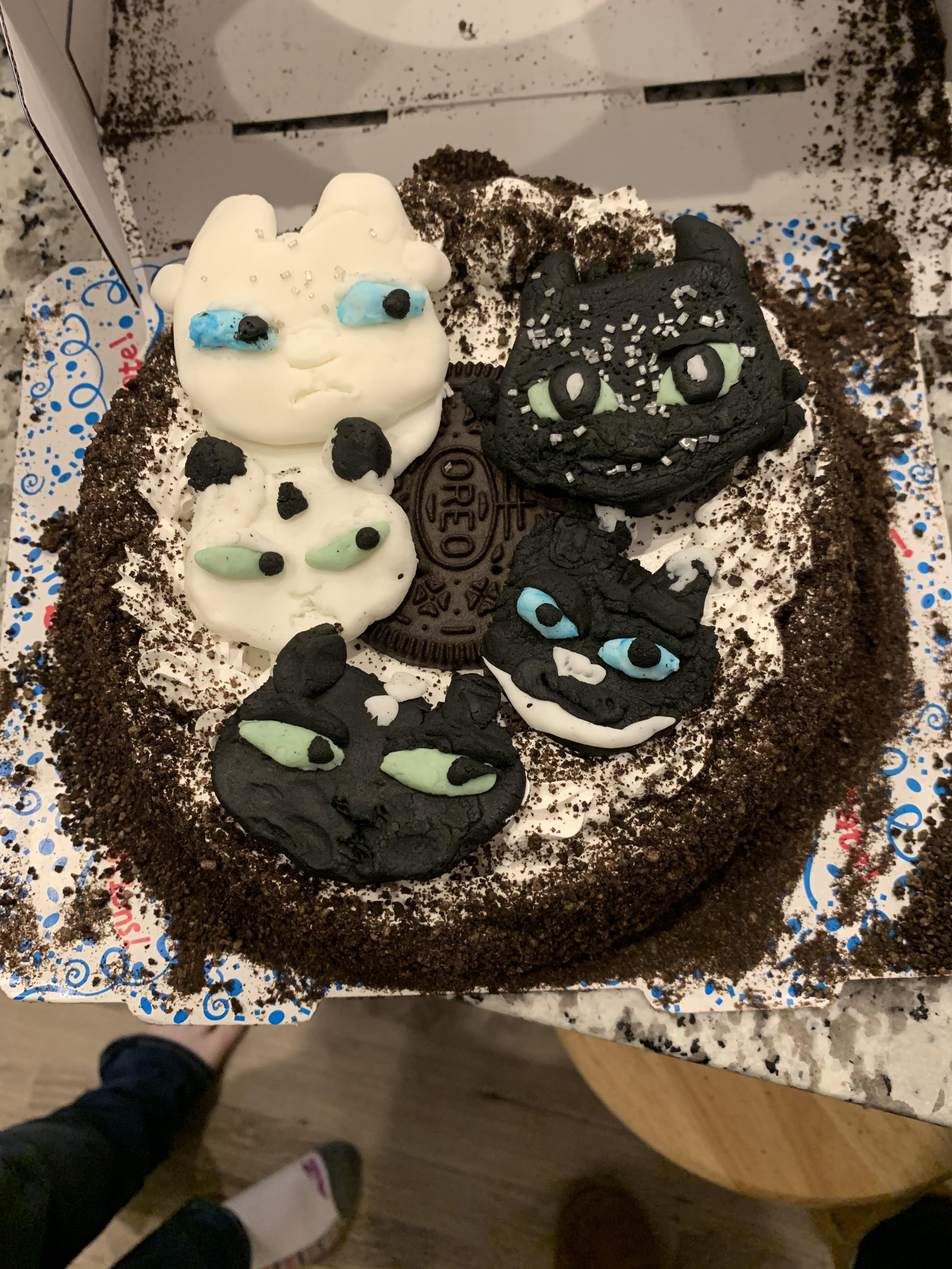 Made fondant night fury/light fury family for a birthday cake : r/httyd