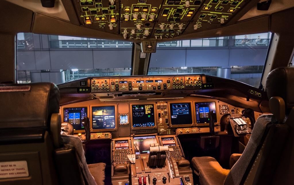 Boeing 777 300 cockpit - armorbery