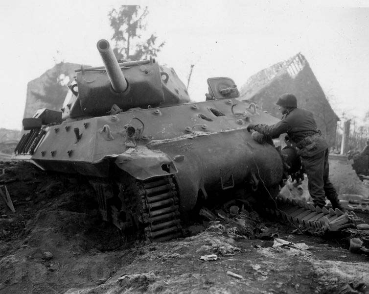 A knocked-out M10 'Wolverine' Tank Destroyer. : r/TankPorn