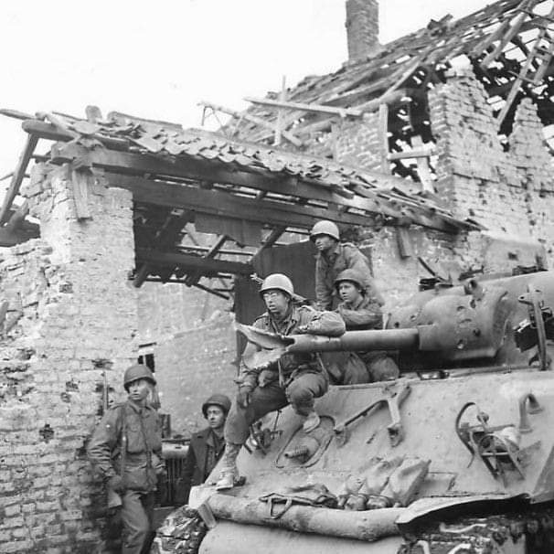 GIs pose with a M4A3 with a damaged barrel. Germany, 1945 : r/TankPorn