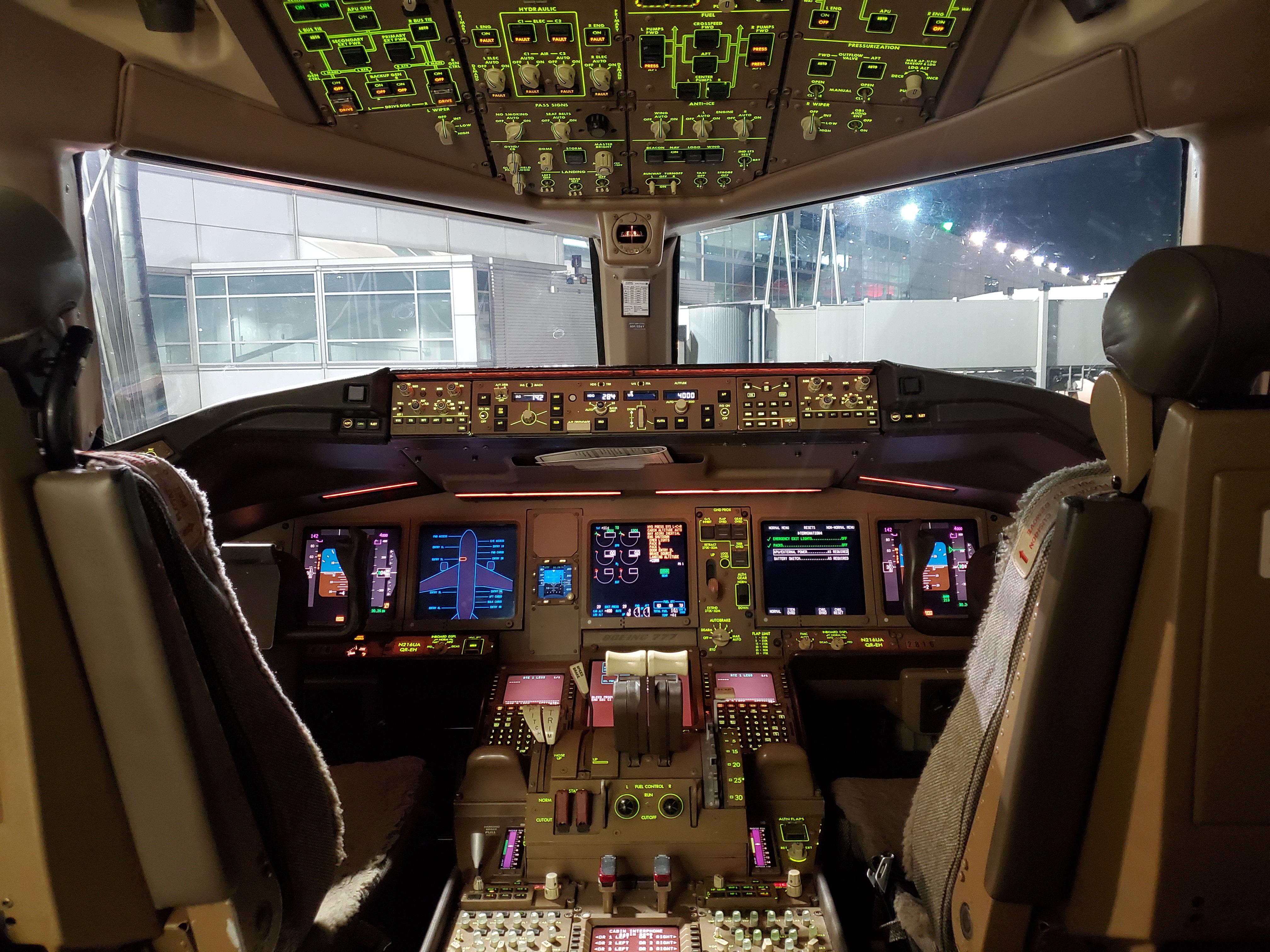 Boeing 777 Cockpit View