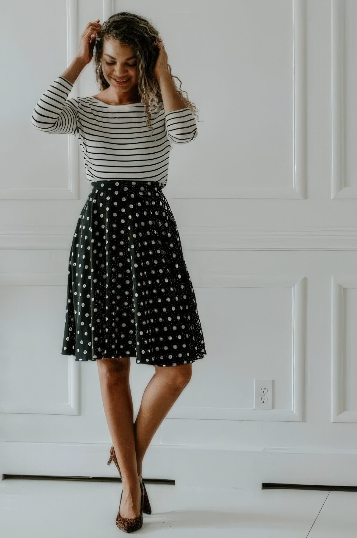 18 Outfits With Polka Dot Pleated Skirts - Styleoholic