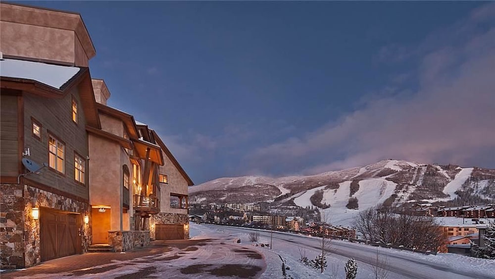 Steamboat ski packages Sunshine Peak Chalet 4 BedroomHoliday home By Moving Mountains