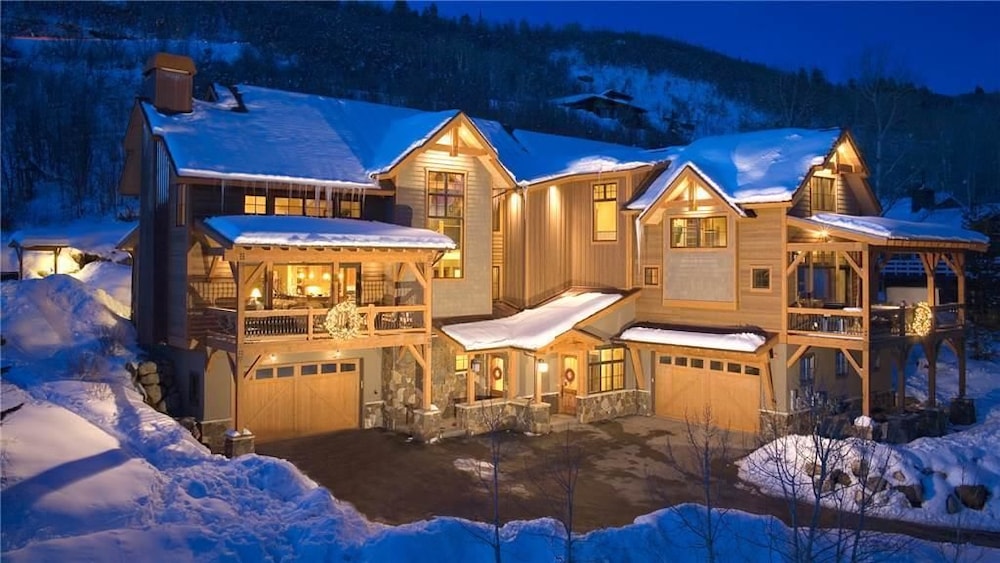 Steamboat ski packages Brown Bear Chalet 4 BedroomHoliday home By Moving Mountains