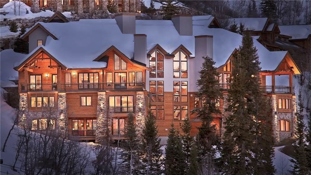 Steamboat ski packages Falconhead Lodge North 5 BedroomHoliday home By Moving Mountains