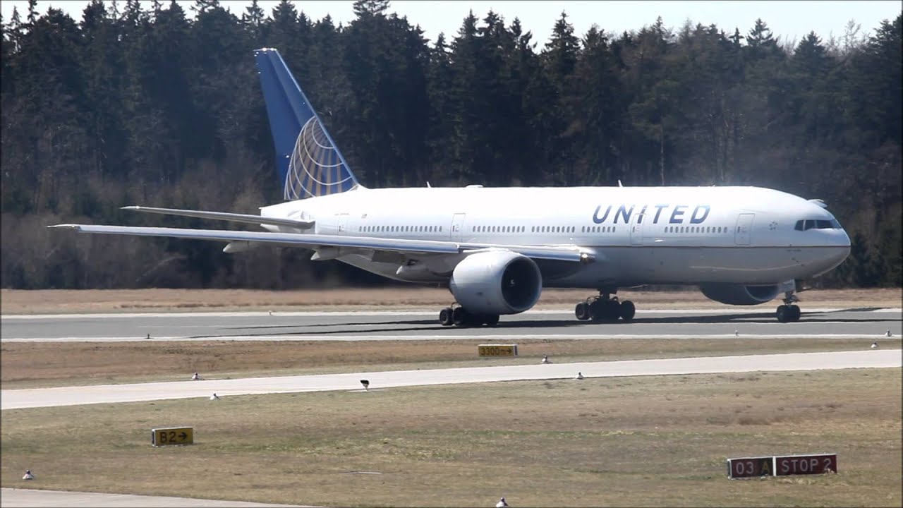 United Airlines Boeing 777 new colors (HD) - YouTube