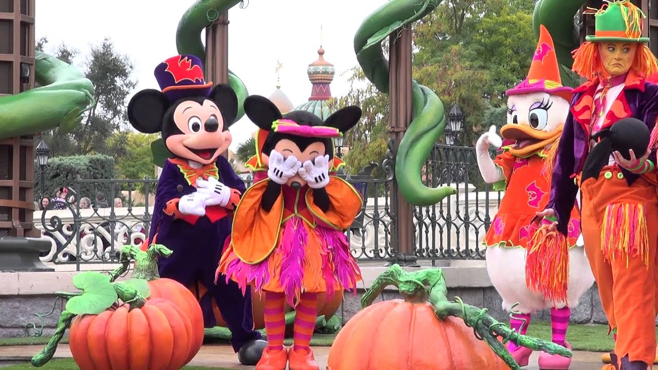 Mickey's Halloween Treat in the Street Disneyland Paris 最前列一回目 - YouTube