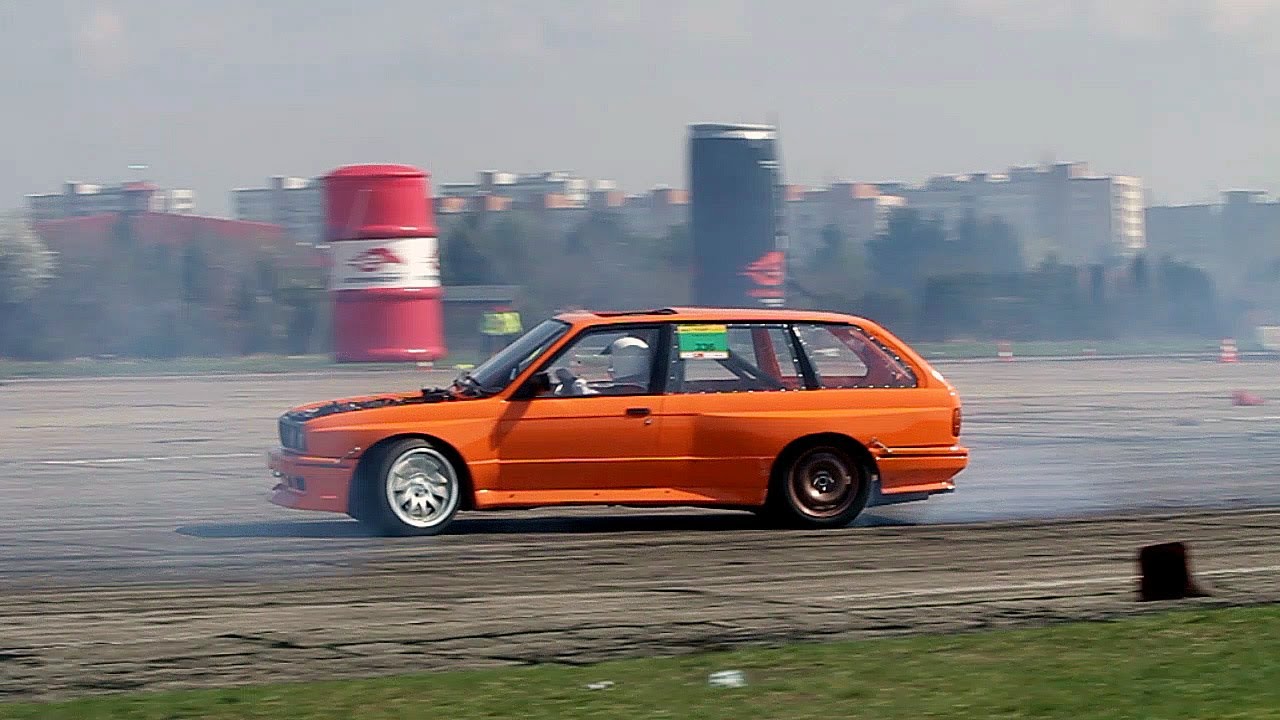 Drifting BMW E30 2dr Touring V8 M-power body kit - YouTube