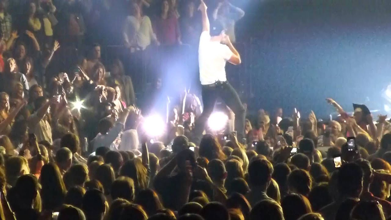 Luke Bryan - Country Girl (Shake It For Me) - 10/18/2013 Nashville, TN ...