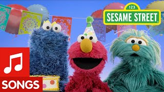 Sesame Street: Happy Birthday Song in Spanish & English | Feliz Cumpleaos