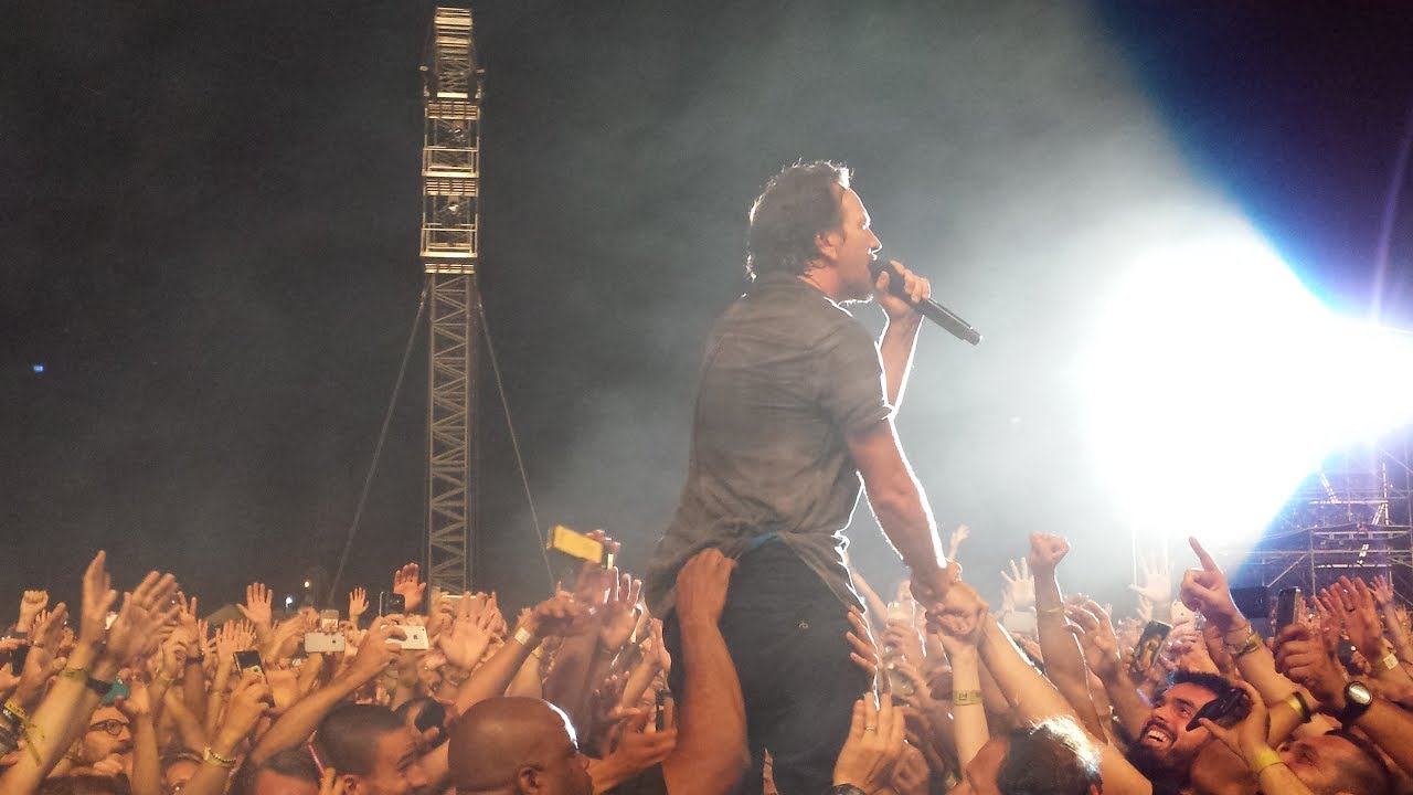 Eddie Vedder canta in mezzo al pubblico || Live @ Firenze Rocks - YouTube