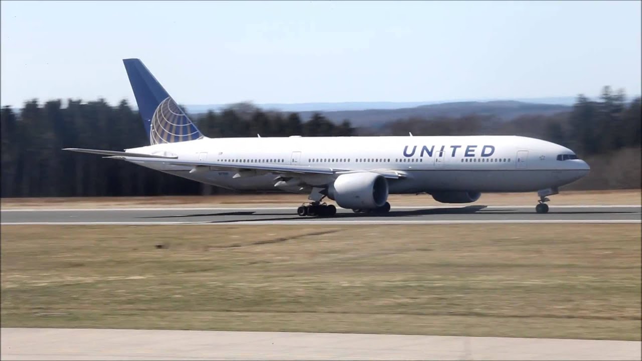 United Airlines Boeing 777 new colors (HD) - YouTube