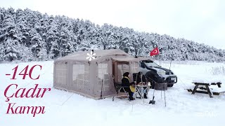 Kamp 14C Çam Ormaninda Çadir Ve Ateş Büyüleyi̇ci̇ Göl Manzarasi