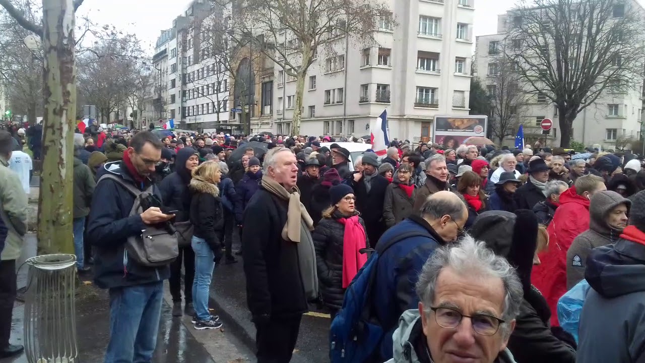 Manifestations des foulards rouges - YouTube