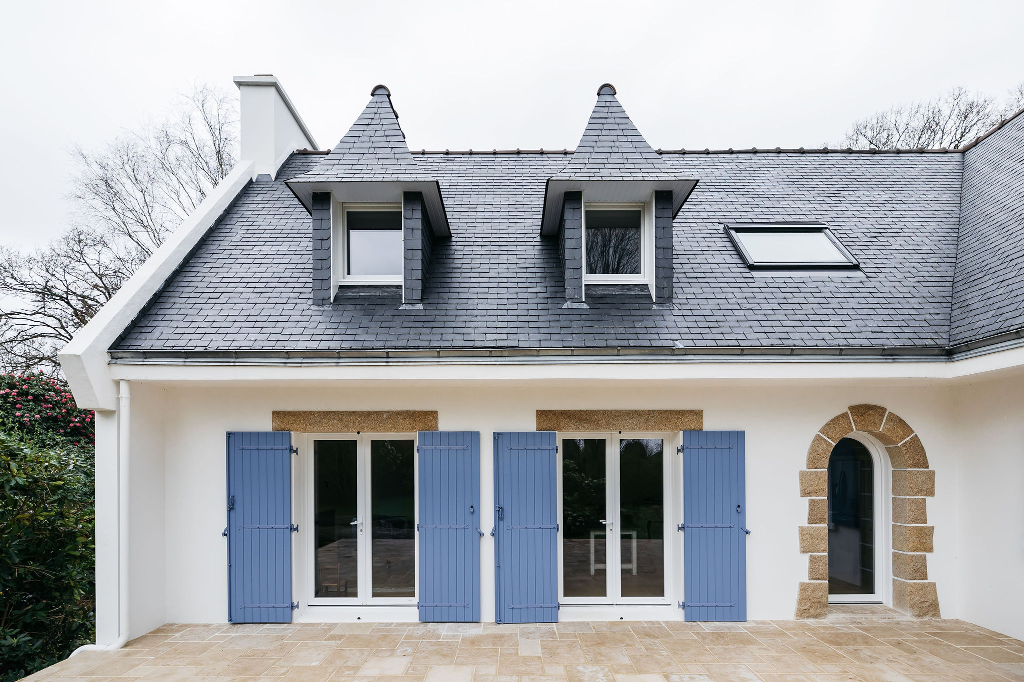 façade de maison suite à une rénovation d'une maison néo-bretonne par archibien dans le finistère