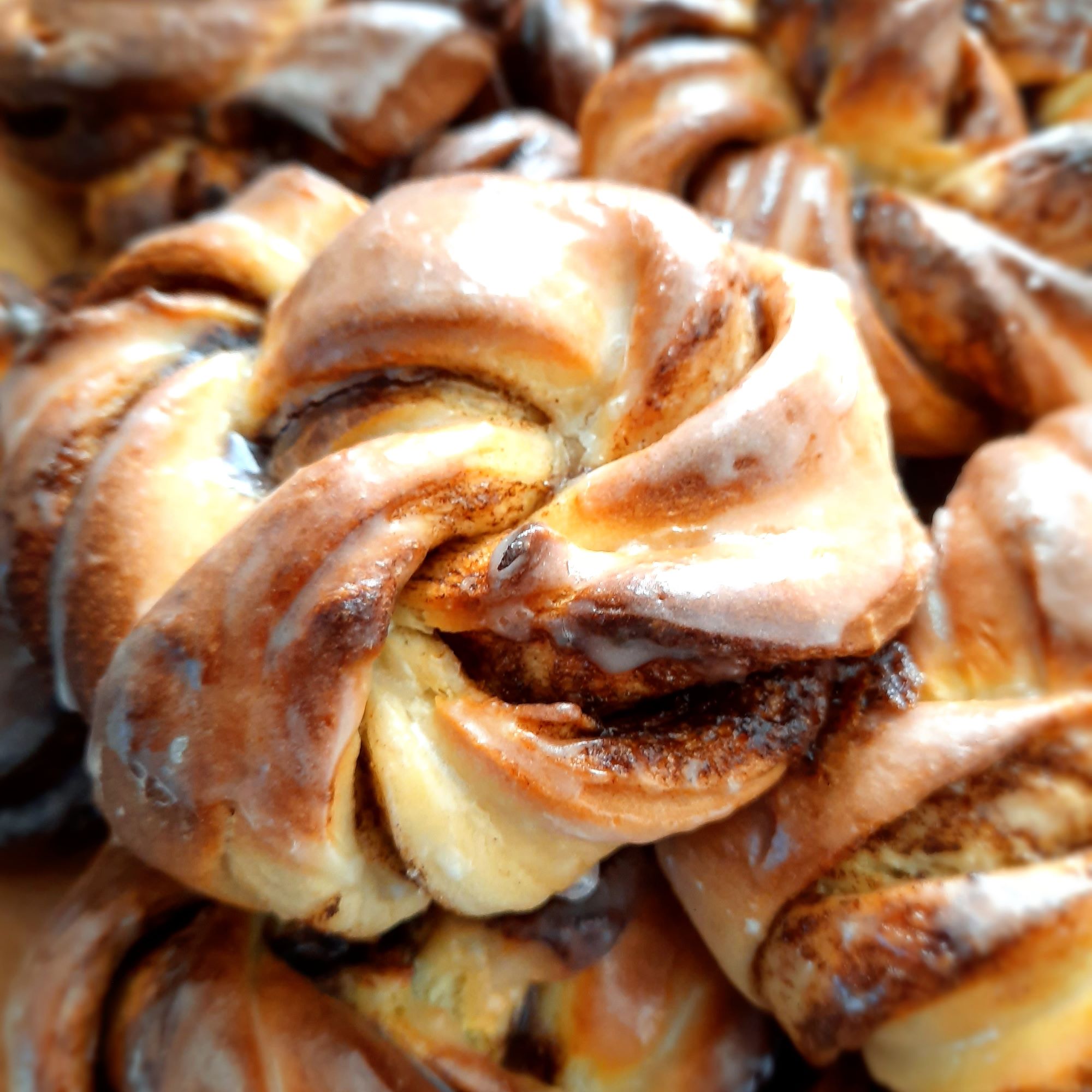 Cinnamon Roll Brioche Knots