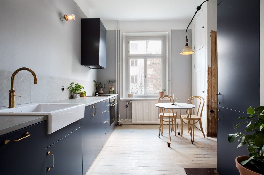 Blue kitchen with brass accents - via Coco Lapine Design blog