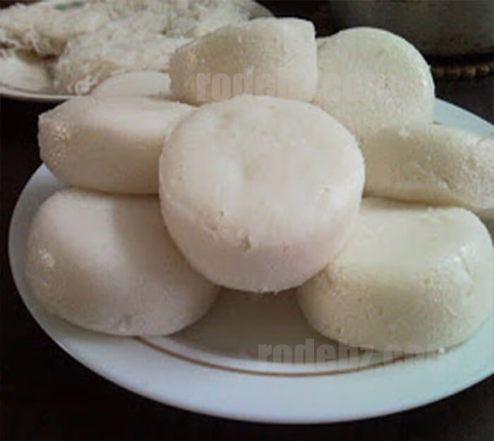 Goan Sannas / Sanna, Goan Steamed Rice Cake via @debzexplore