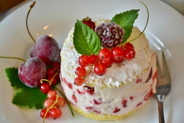 Decadent Desserts | Daring Desserts | Angel Food Cake | Berries | Cake with Berries | Strawberry Angel Food via @MadMoneyMonster