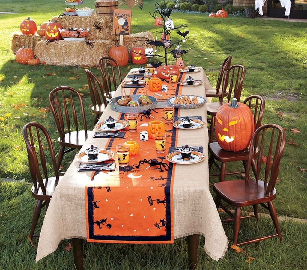 Awesome Halloween Backyard Party Decorations Ideas 29