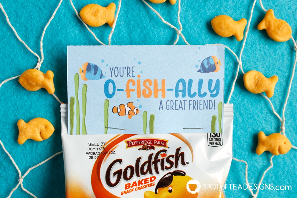 You're o-fish-ally a great friend printable valentine bag toppers to put over goldfish crackers or gummy fish! | spotofteadesigns.com