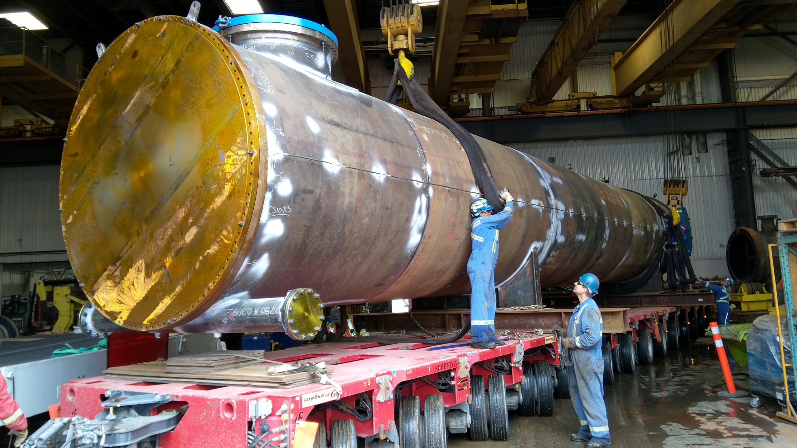 workers lifting Sulfur Condensers