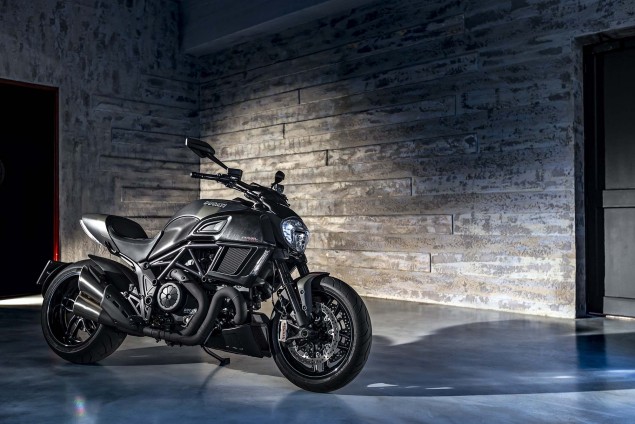 2016-Ducati-Diavel-Carbon-33