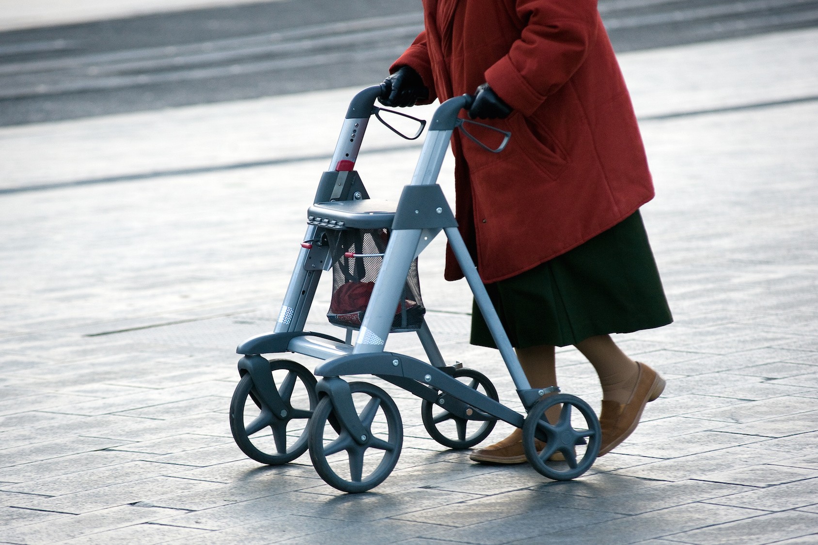 retired person using walker quinju.com