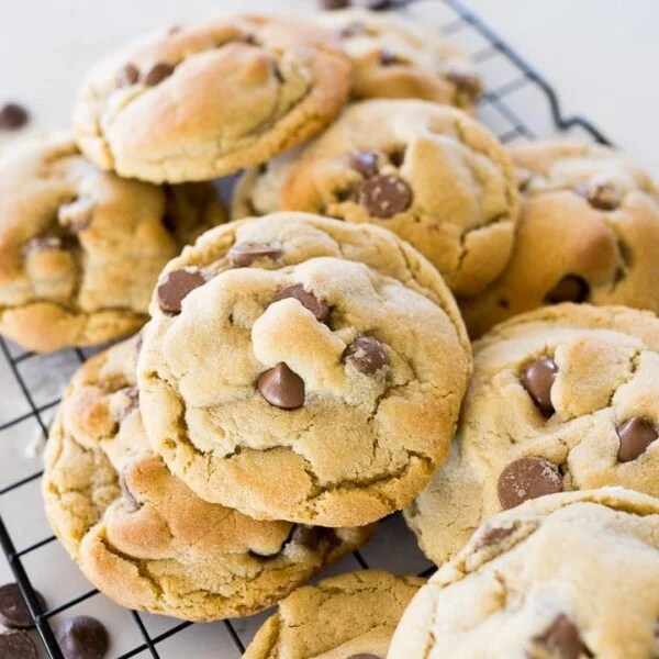 crumbl chocolate chip cookies