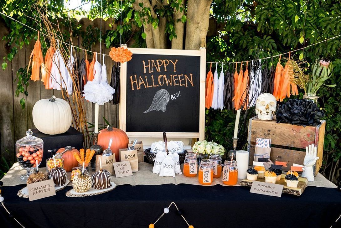 Awesome Halloween Backyard Party Decorations Ideas 06